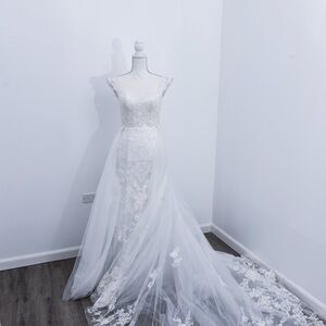 Elegant White Convertible Dress with Veil – Worn Once